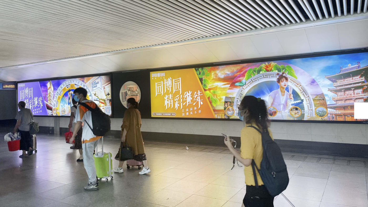 高铁站广告实景画面